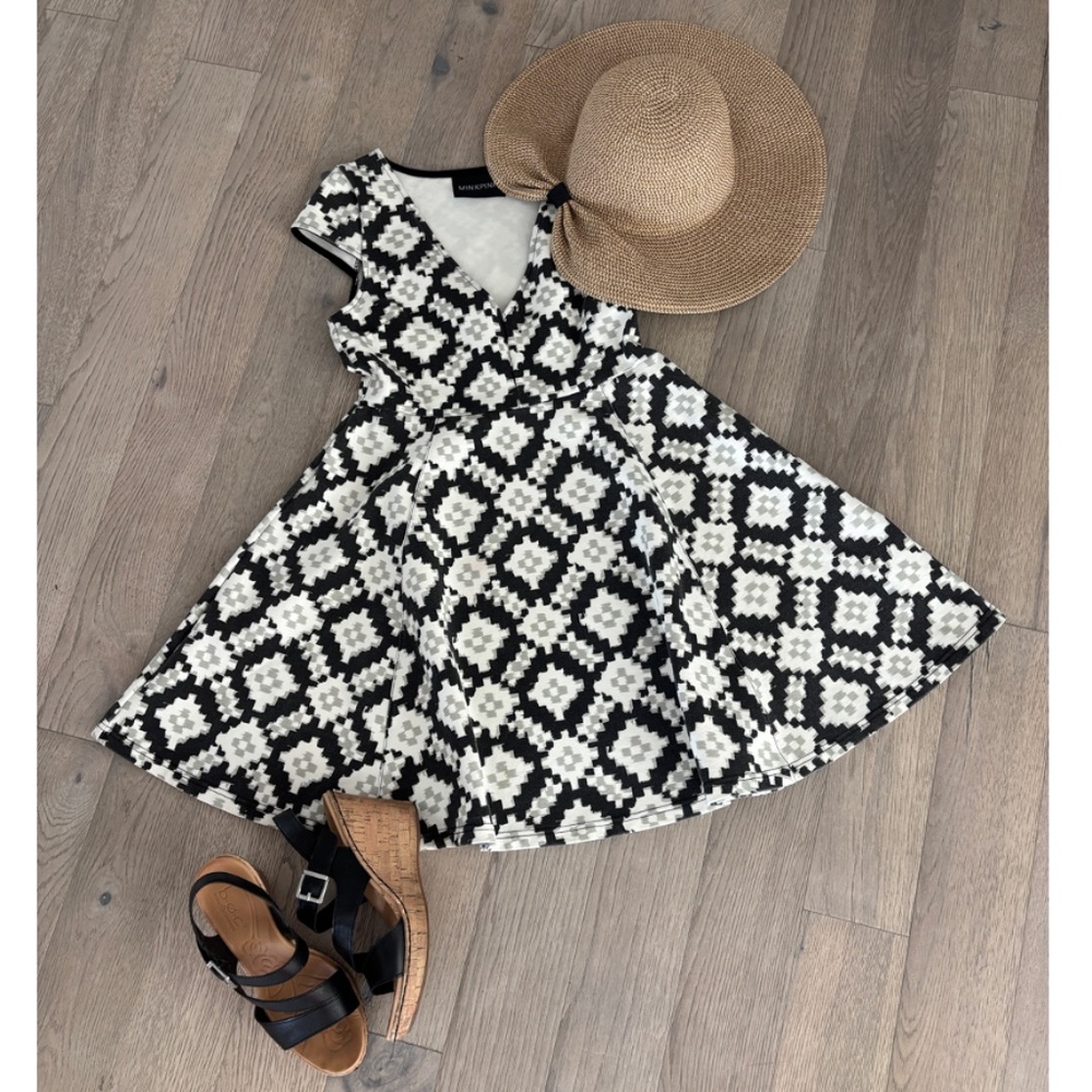 MINKPINK Fit & Flare Mini Dress - Black/Gray/White Abstract Pattern Size M - Picture 3 of 12